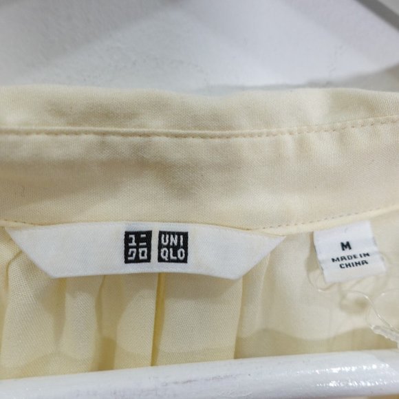 Uniqlo Top Womens Size Medium V‎ Neck Tank Casual Flowy Pleated Yellow Light - Picture 2 of 11